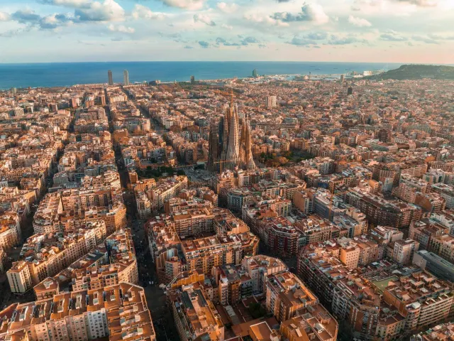 Vista aérea de Barcelona con la Sagrada Familia en el centro