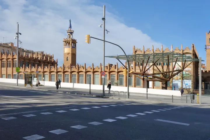 Die ehemalige Casaramona-Fabrik von Puig i Cadafalch, aus Ziegelstein mit ihren zwei Türmen, heute CaixaForum