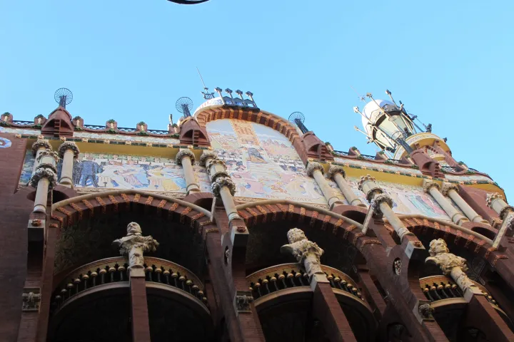 Die Fassade des Palau de la Música Catalana, Mosaiken, Keramiksäulen und Skulpturen