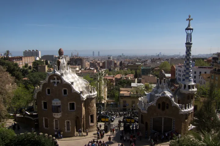 Die Eingangspavillons des Park Güell und ihre Trencadís-Dächer, Werk von Antoni Gaudí
