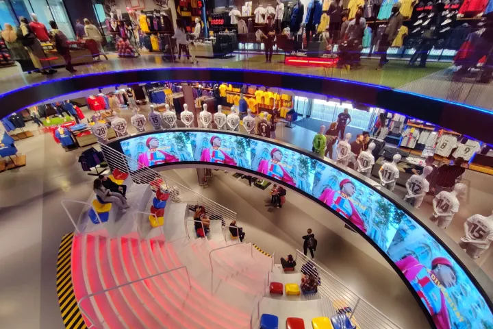 Blick von oben auf die Ebenen des Barça-Shops, die Kleiderständer und den zentralen Leuchtring.