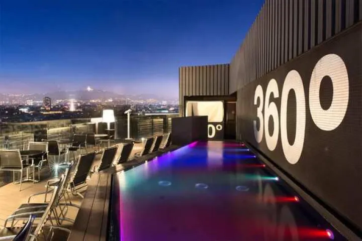 Die Terrasse des Rooftops Barceló Raval in Barcelona.