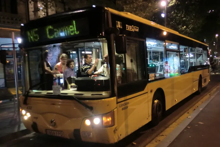 Bus jaune de nuit NitBus de la ligne N5 vers El Carmel, à l'arrêt de nuit dans une rue de Barcelone