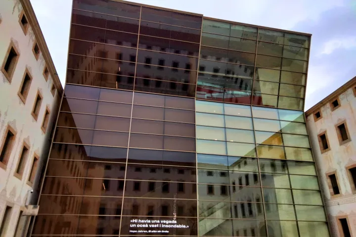 A claraboia inclinada do CCCB, que reflete as paredes da antiga Casa de la Caritat, no Pati de les Dones