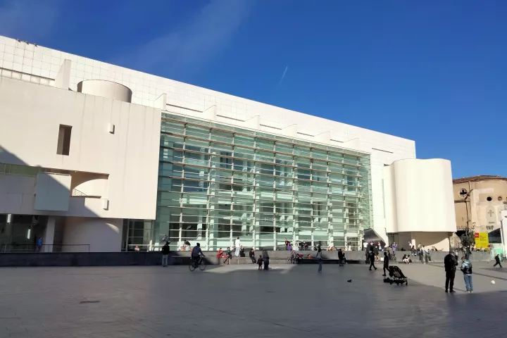 A fachada branca e envidraçada do MACBA, aberta para a ampla esplanada da Plaça dels Àngels