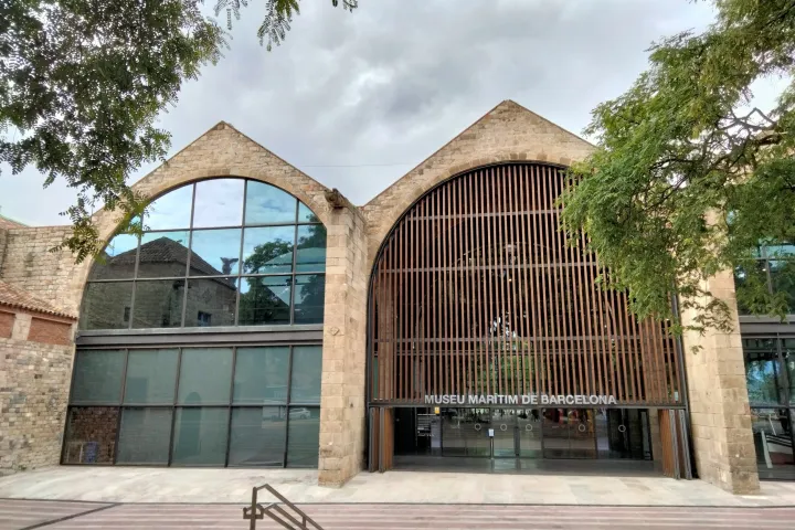 Los grandes arcos de piedra de las Drassanes Reials, antiguos astilleros medievales convertidos en el Museu Marítim