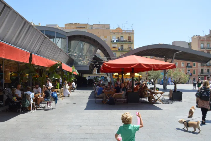 O telhado ondulado do Mercat de la Barceloneta e os terraços da praça em frente ao mercado