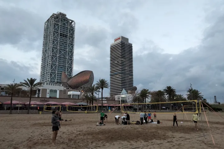 A praia do Somorrostro, com o Peix de Gehry, o Hotel Arts e a Torre Mapfre ao fundo