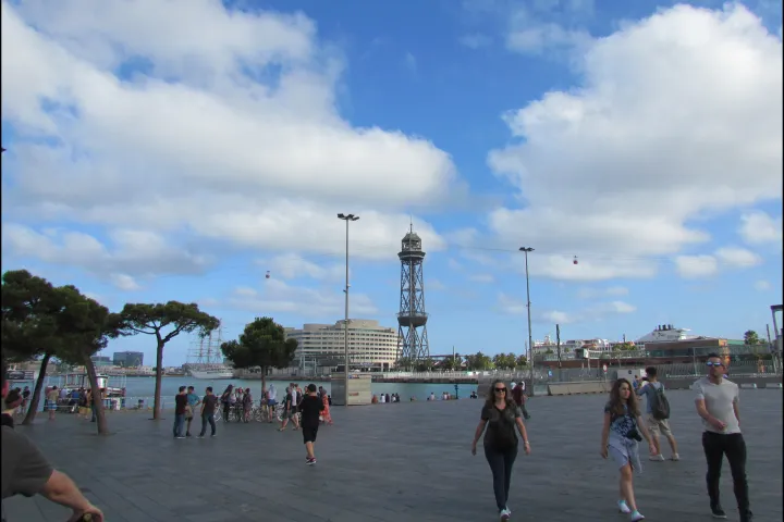 A Torre Sant Sebastià, terminal do teleférico do porto, no final da Barceloneta