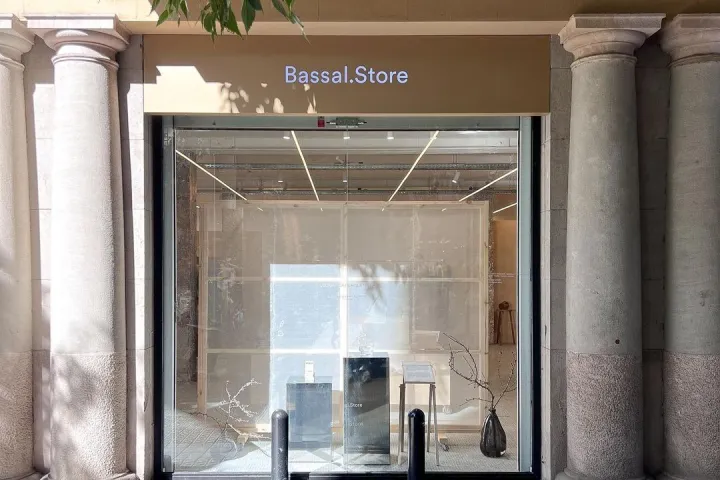 Fachada de Bassal Store entre dos columnas de piedra, con un gran escaparate.