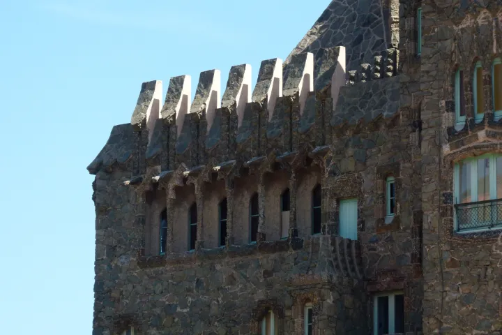 Las almenas y los modillones del piso alto de Torre Bellesguard, que le dan su aire de castillo