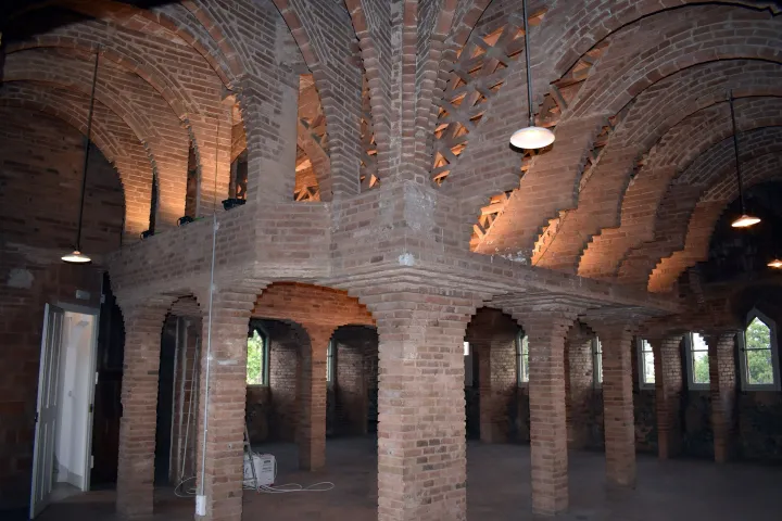 Los desvanes de Torre Bellesguard y sus arcos de ladrillo, ensayo constructivo de Gaudí