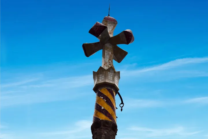 La cruz de cuatro brazos que corona el pináculo de Torre Bellesguard, con los colores de la bandera catalana
