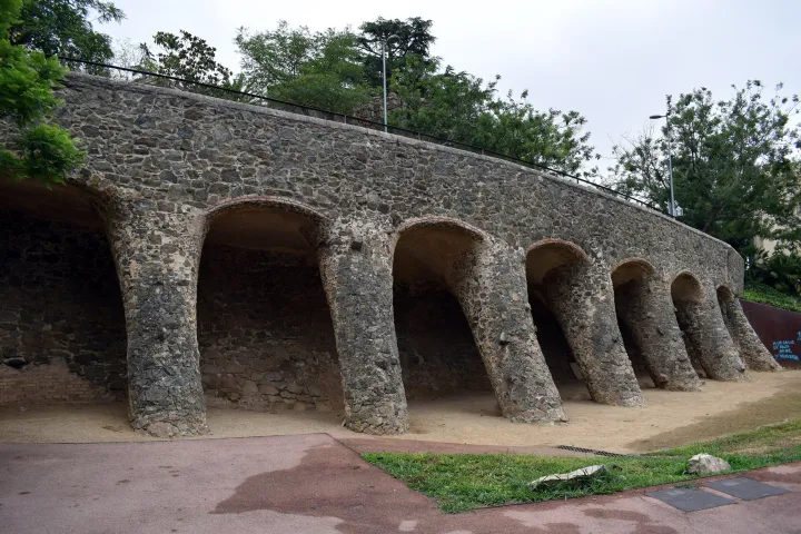 El viaducto de piedra levantado por Gaudí en la finca de Bellesguard, sobre los restos del antiguo palacio real