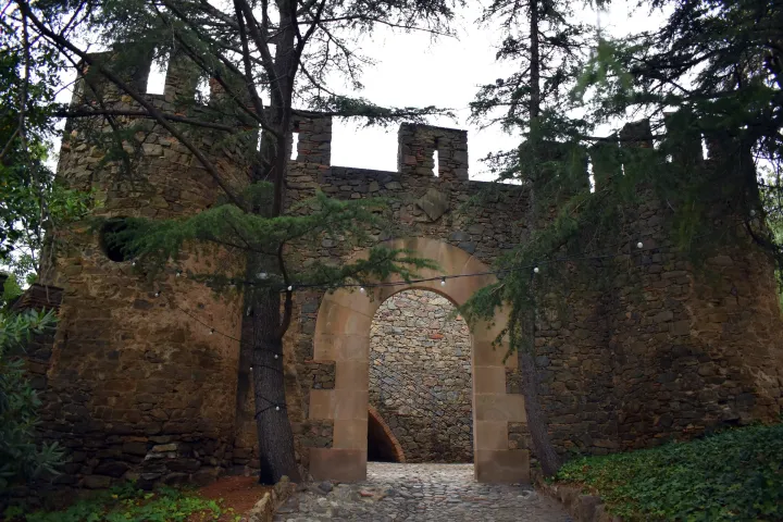 El portal en ruinas del antiguo palacio real de Martín I, conservado en el jardín de Bellesguard