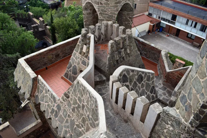 La terraza superior de Torre Bellesguard, sus escaleras y su perfil almenado sobre Barcelona