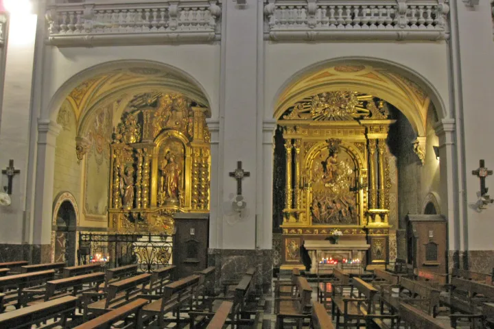Due cappelle laterali adiacenti alla chiesa di Betlem, con i loro altari dorati e le panche della navata in primo piano