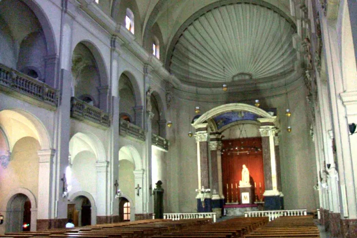 La navata unica della chiesa di Betlem, con i banchi allineati verso il coro e la sua volta a botte