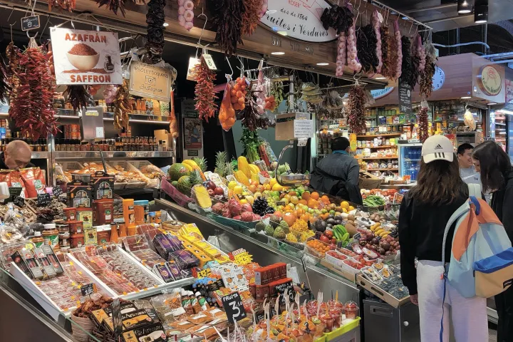 Gewürze und Produkte aus aller Welt, lose präsentiert auf einem Stand der Boqueria