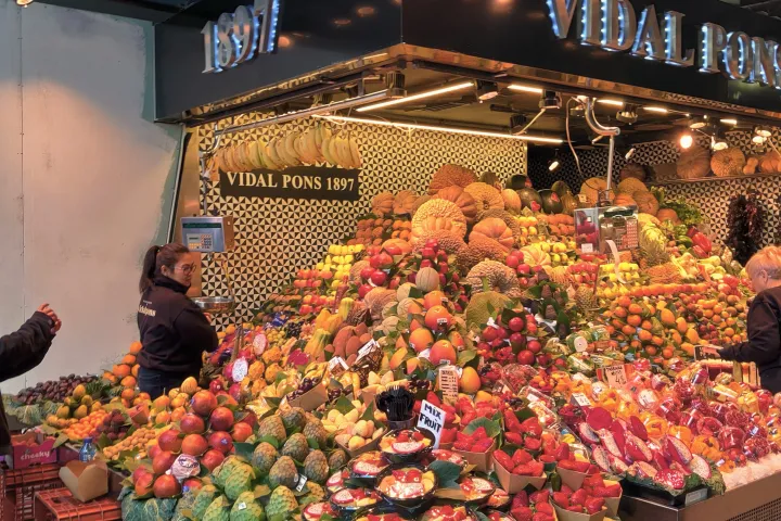 Die Obst- und Gemüsestände der Boqueria und ihre bunten Pyramiden