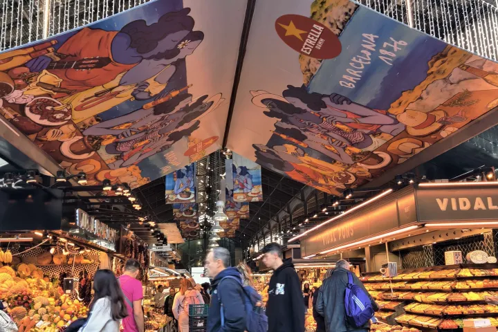 Gesamtansicht der Markthallen von der Boqueria und ihrer Metallkonstruktion