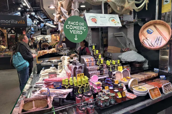 Die Behälter mit Oliven, Konserven und salzigen Produkten auf einem Stand der Boqueria