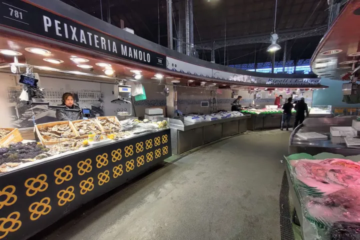 Die Fisch- und Meeresfrüchtestände im Zentrum des Boqueria-Marktes