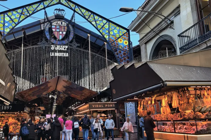 Der Eingang des Boqueria-Marktes von den Ramblas aus, unter seinem Glas- und Eisenvordach