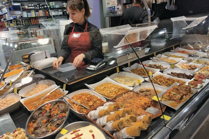 Der Markt Boqueria zwischen den Ramblas und den Straßen des Raval