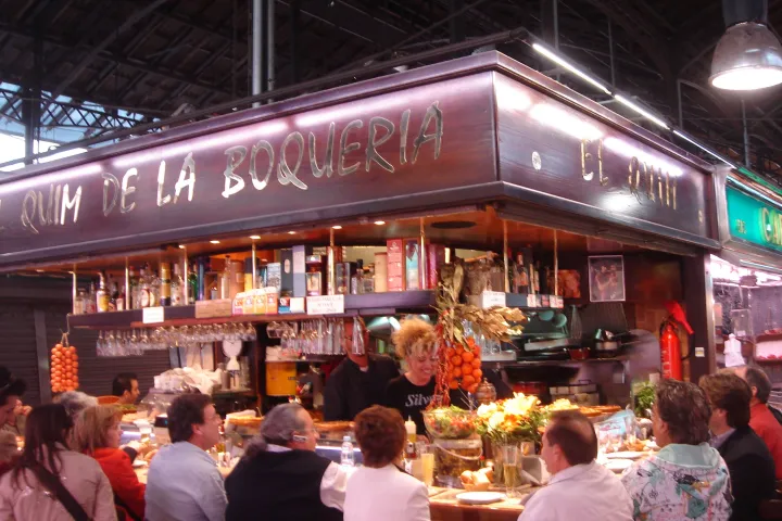 Eine Tapas-Theke in der Boqueria, mit ihren Hockern und frisch zubereiteten Tellern