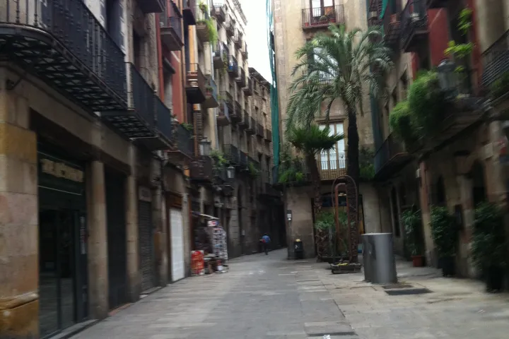 O Carrer de Montcada ao amanhecer, com suas fachadas de pedra com varandas e portais de antigos palácios medievais