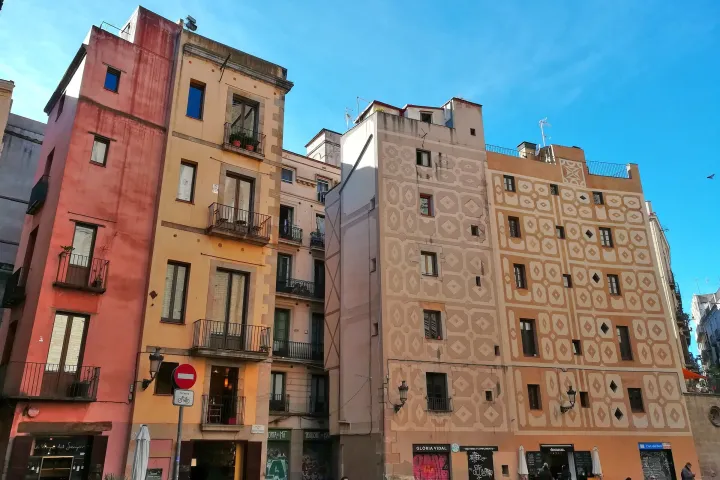 A Praça de Santa Maria e suas fachadas com esgrafitos, com as varandas instaladas ao pé dos edifícios