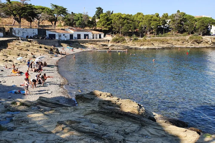 Sa Conca Pebble Beach curves gracefully between the rocks, the sea, and the coastal trees of Cadaqués.