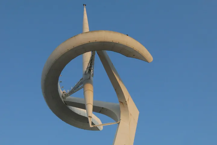 La parte superiore della Torre di Calatrava, il suo anello e le sue due braccia bianche che si stagliano su un cielo azzurro