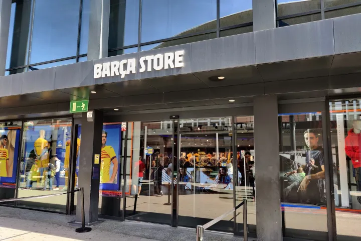 La facciata vetrata del Barça Store, la sua insegna e il suo ingresso, fotografati nel 2023.