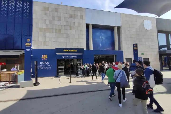Besucher vor dem historischen Eingang der Tour und des Museums des Camp Nou, fotografiert im Jahr 2023.