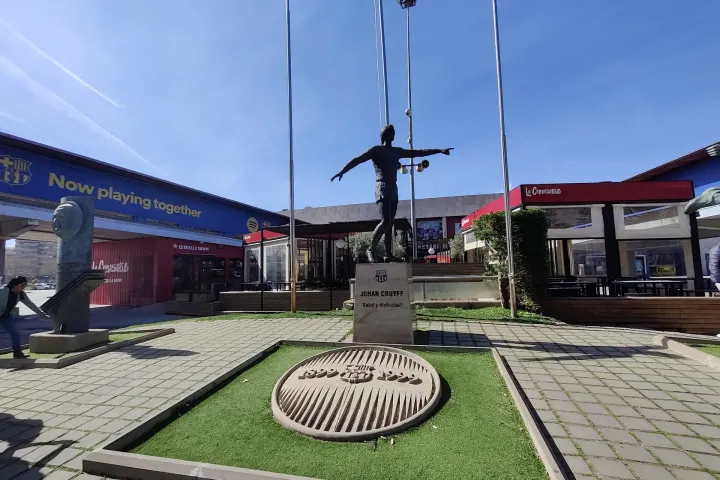 La statua di Johan Cruyff, con il braccio teso, sul piazzale del Camp Nou, fotografata nel 2023.