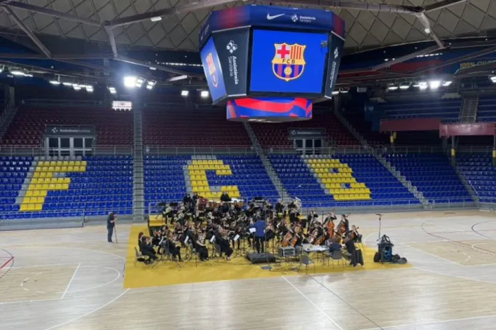 Das Symphonieorchester des Vallès versammelt sich im Zentrum des Palau Blaugrana während der Aufnahme des Cant del Barça im Jahr 2023.