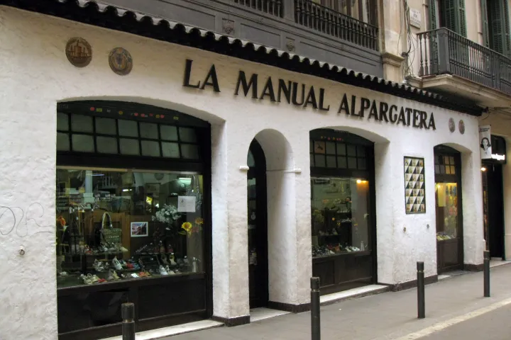 Fachada y escaparates de la tienda de alpargatas La Manual Alpargatera, en el Carrer d’Avinyó.