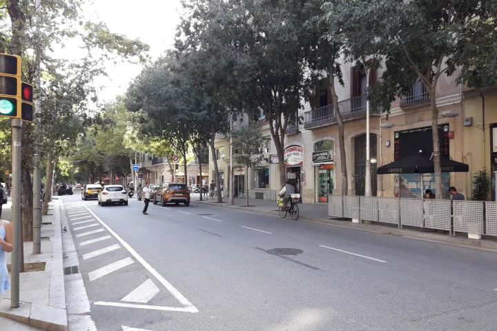 Vista do carrer de Sepúlveda a partir da Ronda, entre os edifícios de Barcelona