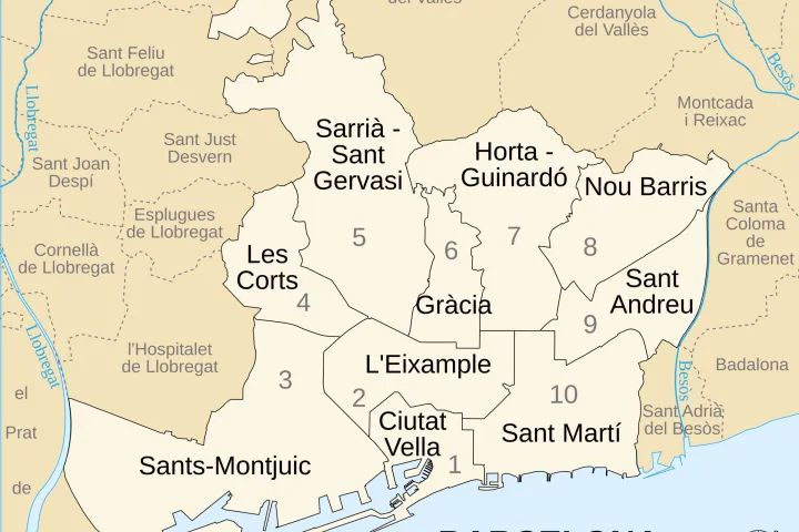 Mapa de los diez distritos de Barcelona, desde Ciutat Vella hasta Sant Martí, con los municipios vecinos y el mar