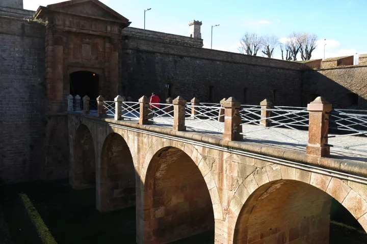 A ponte com arcos que atravessa o fosso do Castelo de Montjuïc e leva ao portal de entrada