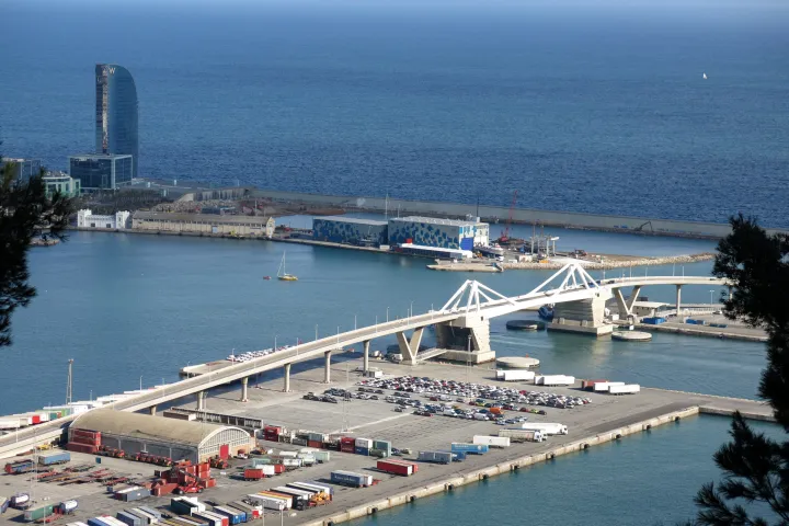 O porto de Barcelona visto de Montjuïc, seus cais, sua ponte basculante e o Mediterrâneo