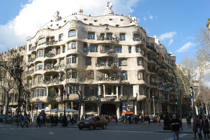 Fachada ondulante de pedra da Casa Milà, conhecida como La Pedrera, na esquina do Passeig de Gràcia