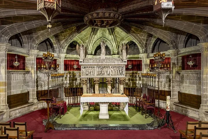 Sarcofago scolpito di Santa Eulalia in fondo alla cripta a volta della cattedrale di Barcellona
