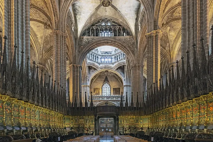 Stalli di legno scolpito e pannelli araldici ai lati del coro della cattedrale di Barcellona