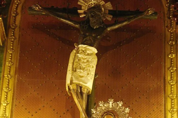 Crocifisso del Cristo di Lepanto su uno sfondo dorato, sopra una statua della Vergine, fotografato nel 2007