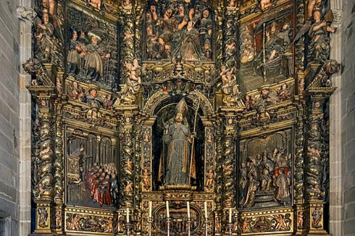 Retablo scolpito e dorato dietro l'altare della cappella di San Severo nella cattedrale di Barcellona