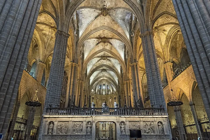 Colonne e volte a crociera sopra il coro della cattedrale di Barcellona