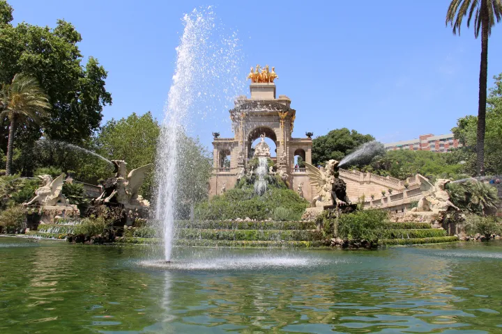 A Cascata monumental do Parque da Ciutadella, seu quadriga dourado e seu lago
